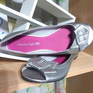 >>,,American Eagel >>>Open Toe Flats Size 9  Silver / Pink insole